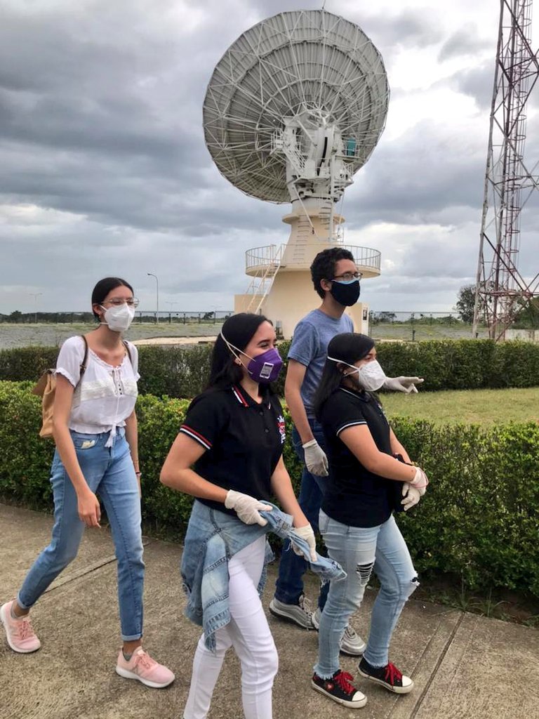 Mincyt_VE's tweet photo. Niños y niñas de Semilleros Científicos visitaron la Estación Terrena de Control Satelital de la ABAE en el estado Guárico.

🛰 ¿Quieres ver las fotos?
¡Míralas acá!

En Venezuela, fomentamos vocaciones científicas para que chicos/as se inspiren a estudiar, a pensar, a crear. https://t.co/KGAdxyTYlO