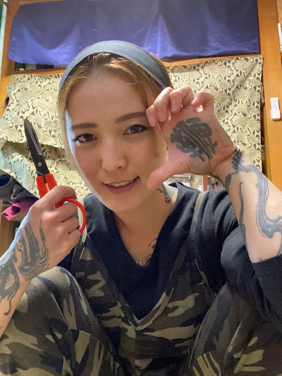 KimonoWhip's tweet photo. 今日は朝から雨なので畑には行かず室内でムチ作り♪(本業) 夜にはお友達が来るから、楽しみっ💕 #whipmaker #whipmaking #sportswhip #whip #スポーツウィップ #ムチ #鞭 #鞭の奴隷 https://t.co/y5r1EXlPb6