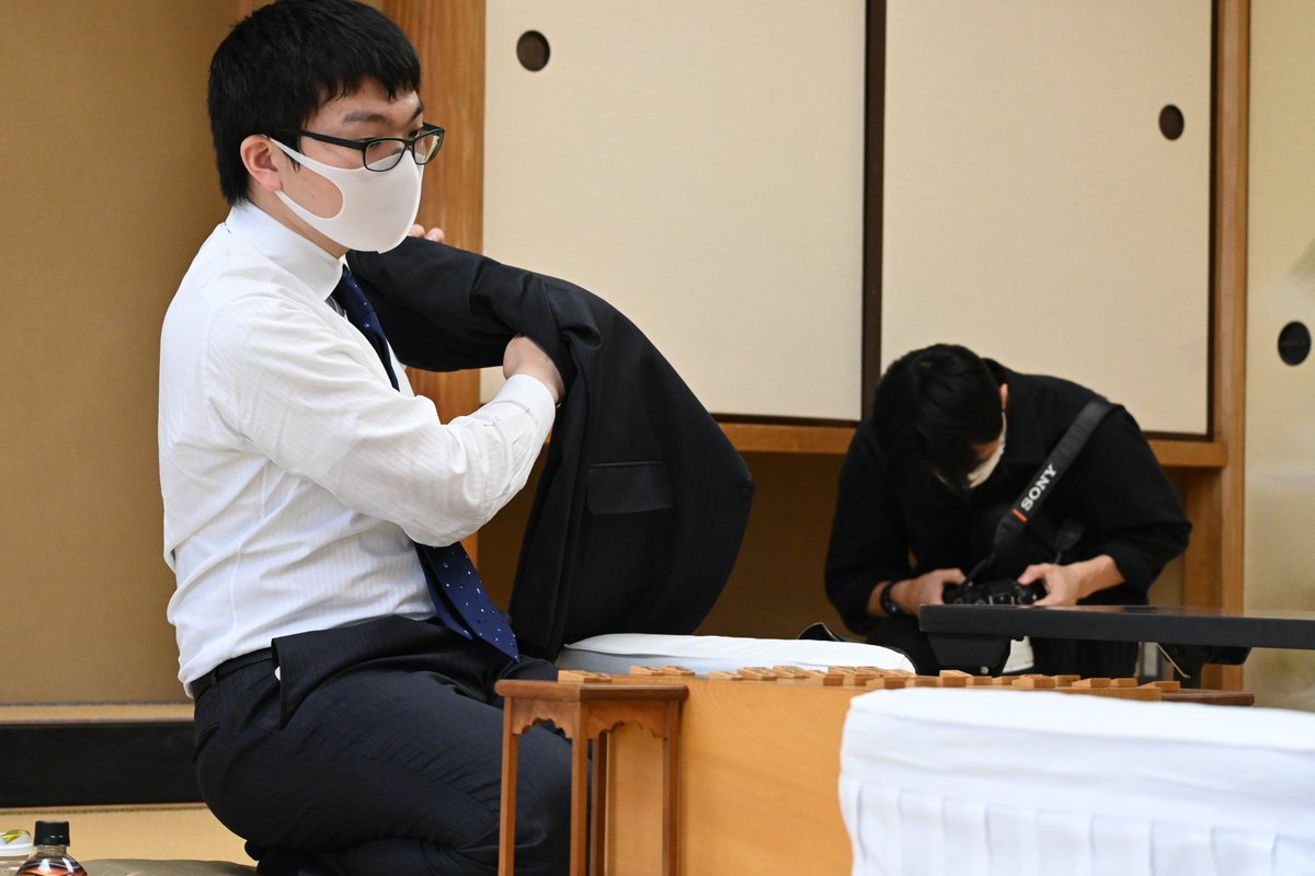 読売竜王戦 公式 第34期竜王戦1組決勝 永瀬拓矢王座 久保利明九段 昼食休憩時 永瀬王座は上着を脱ぎ 気合いがうかがえます 軍曹の補給の生命線であるバナナが届きました 久保九段は長髪をかき上げ イケおじ のダンディーさが際立ってい 読売竜王戦 公式 第34期竜王戦1組決勝 永瀬拓矢王座 久保利明九段 昼食休憩時 永瀬王座は上着を脱ぎ 気合いがうかがえます 軍曹の補給の生命線であるバナナが届きました 久保九段は長髪をかき上げ イケおじ のダンディーさが際立ってい