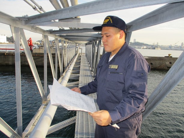 防衛省採用チーム S Tweet 職員紹介 国家一般職 高卒 技術 建築系 続けて海上自衛隊で勤務する技官を紹介します 海上自衛隊にある様々な業務の中の 艦艇等に搭載する弾薬の整備を行う部隊で 国防の要たる弾薬が常に100 の能力を発揮できるよう 日々業務 防衛省採用チーム S Tweet 職員紹介 国家一般職 高卒 技術 建築系 続けて海上自衛隊で勤務する技官を紹介します 海上自衛隊にある様々な業務の中の 艦艇等に搭載する弾薬の整備を行う部隊で 国防の要たる弾薬が常に100 の能力を発揮できるよう 日々業務