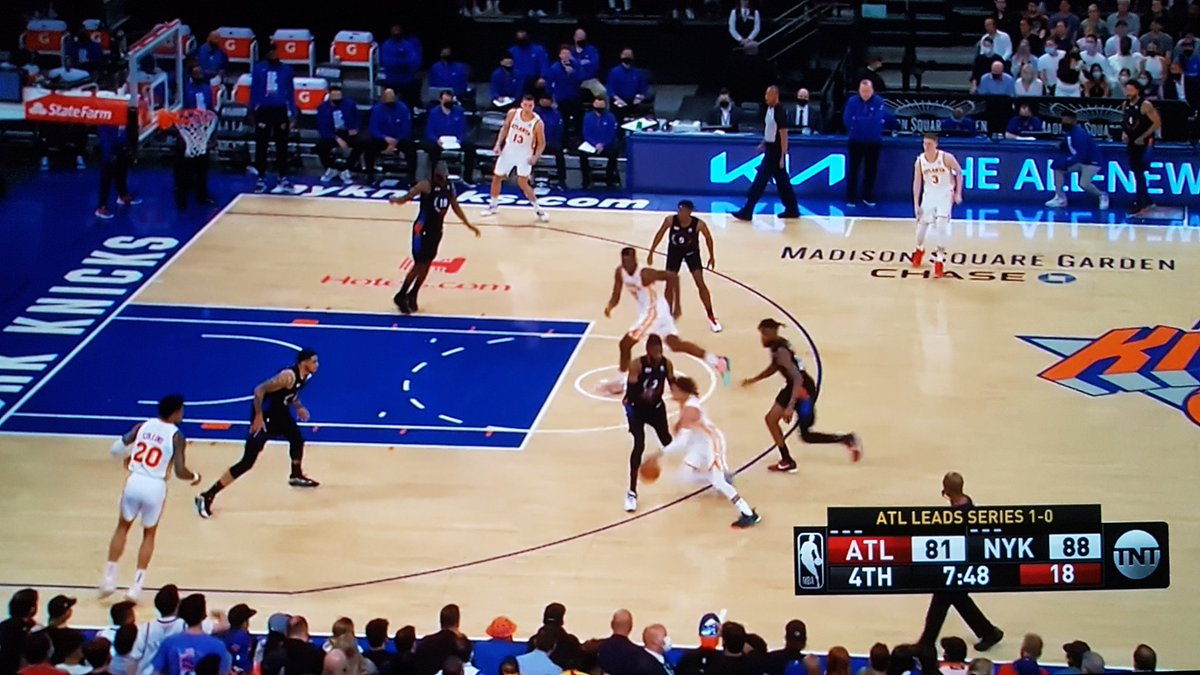 Sebastianctcb's tweet photo. @JWalker_NBA Gute Frage. Noel war in der P&amp;R-Defense schon deutlich weiter draußen als in Game 1 - hat mMn. überwiegend Show gespielt. Teilweise damit aber auch etwas überfordert, letzte Play bevor er ausgewechselt wurde, ist Trae bspw. an ihm vorbei und er konnte nur noch foulen. https://t.co/kL9RaQDD26