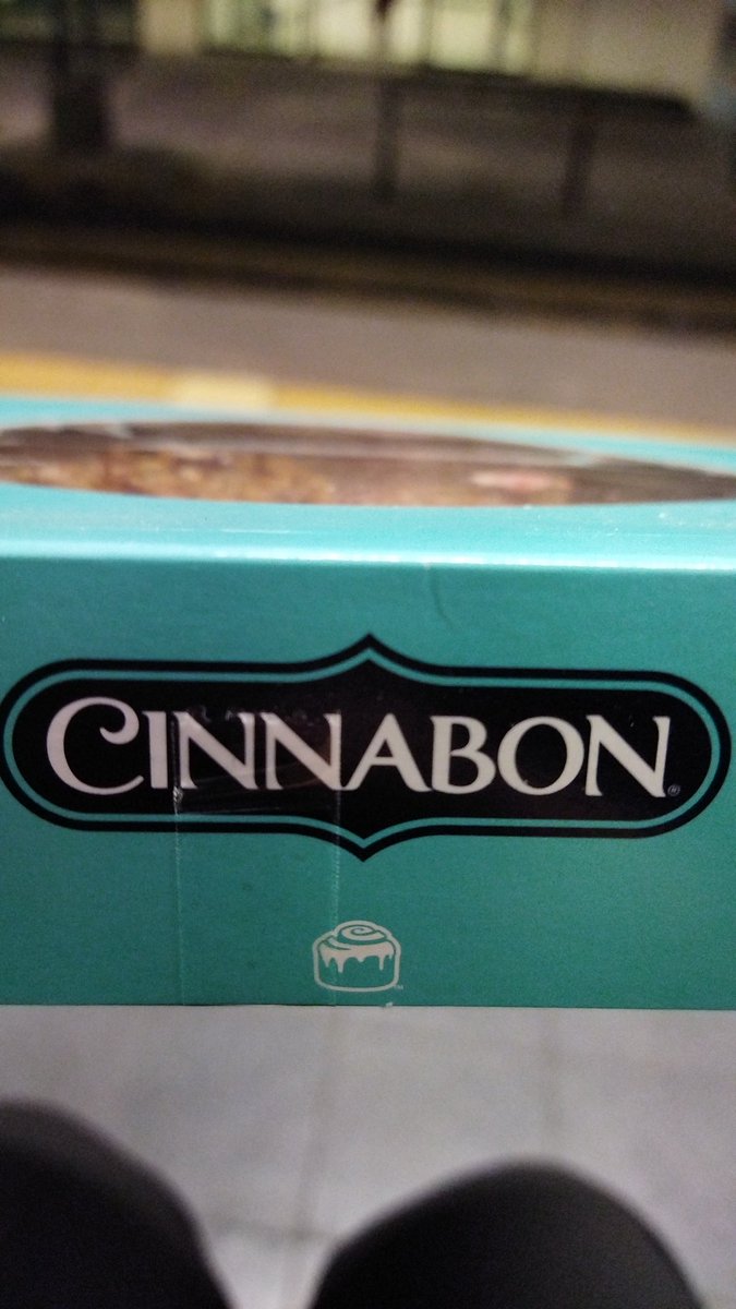 GAPSY77's tweet photo. Otra desilusión para cerrar el día de hoy, me roban mi termo en mi propia chamba (en esa tienda dónde según #MeEntiende) y luego mis roles todos secos y duros de #Cinnabon #PatioJuárez #CDMX #CentroHistórico #Chale 😒 https://t.co/YBl5BjSTrA