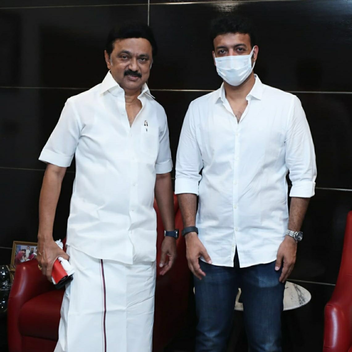 Karthikmohandmk's tweet photo. பிறந்த நாளினை முன்னிட்டு கழக தலைவர், மாண்புமிகு தமிழக முதல்வர் திரு.@mkstalin அவர்களிடம் வாழ்த்துப் பெற்றேன்.

நேரிலும், தொலைபேசியிலும், இணையதளத்திலும், இன்பாக்ஸ்களிலும் வாழ்த்து தெரிவித்த அனைவருக்கும் நன்றி. https://t.co/qrkE8WmEUP