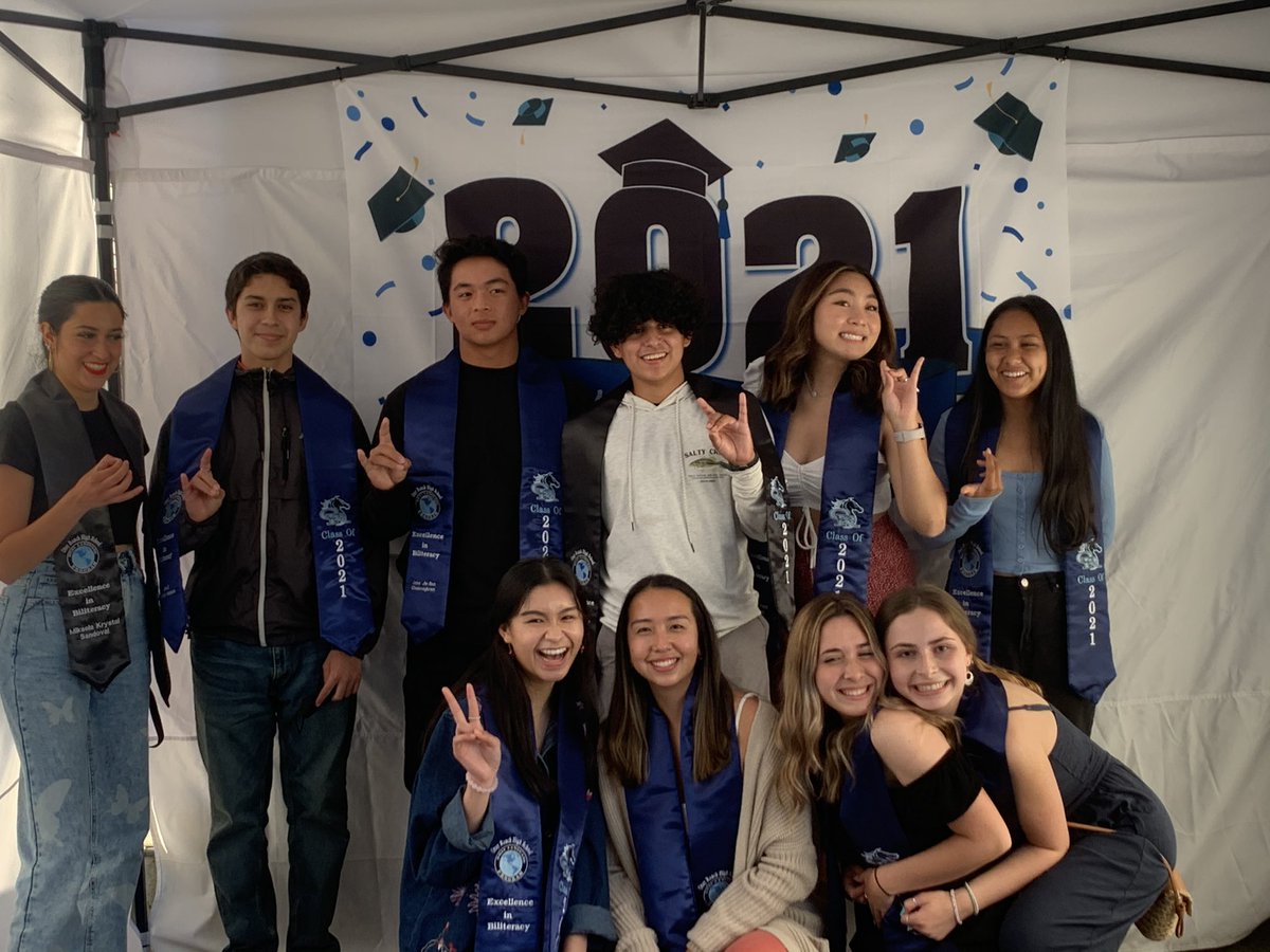 MsEntzminger's tweet photo. So proud of my graduating senior at her Dual Language banquet and all her fellow Huskies. @HedenkampHusky https://t.co/LloG6RIKMN