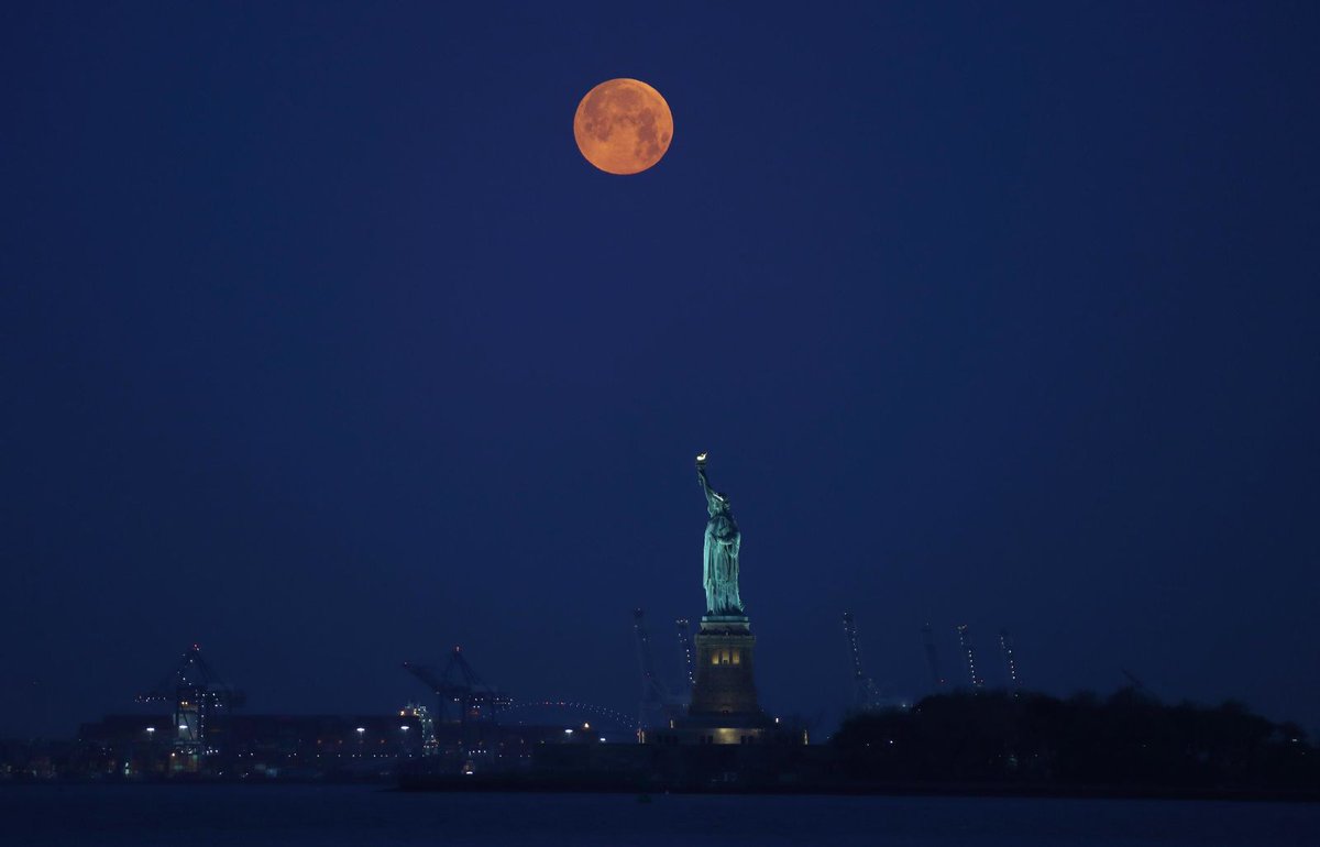 CNNEE's tweet photo. 🔭  🌒  FOTOS | Así fue el espectáculo del eclipse lunar y la superluna. Mira la galería completa: https://t.co/ryfwk18OPD https://t.co/pmZL29krl6