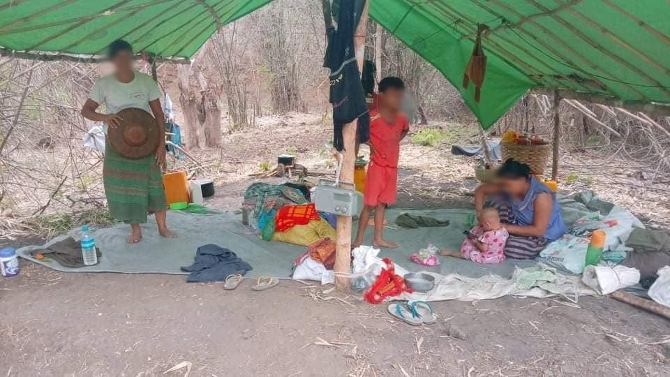 shafiur's tweet photo. #May27Coup Kani, Sagaing

FIGHITING BETWEEN KANI-PDF and SAC

Thousands of displaced people from 35 villages near Chindwin River
Requiring Food and Medicine 
Civilians killed
SAC looted property

Source: Khit Thit Media #WhatsHappeningInMyanmar #PeopleDefenceForce https://t.co/CewehVgwMn
