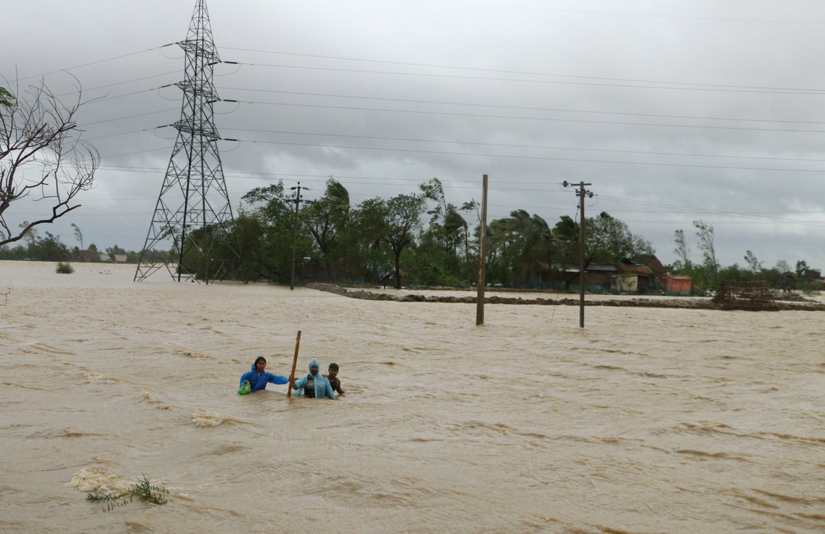 Shamim_Qureshy's tweet photo. A family wades though waist-deep water to resch a safe place near #BhadrakDhamara during #cycloneyash  #Bhubaneswar #Odisha @TazeenQureshy @manoj_swain7 @raykasturi @ajmahapatra @akshaykumar @IPR_Odisha https://t.co/qB5T3Tkjiv