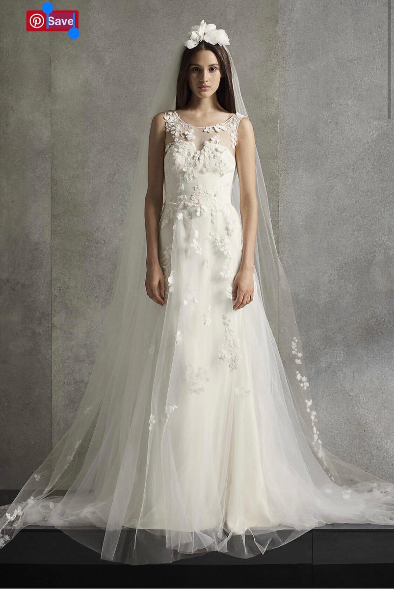 SandraBurrola's tweet photo. Aprovechando que es TT vendo mi vestido de novia #VeraWang junto con accesorios 👇🏼    Para mas info DM. https://t.co/kOkHgeeUz8