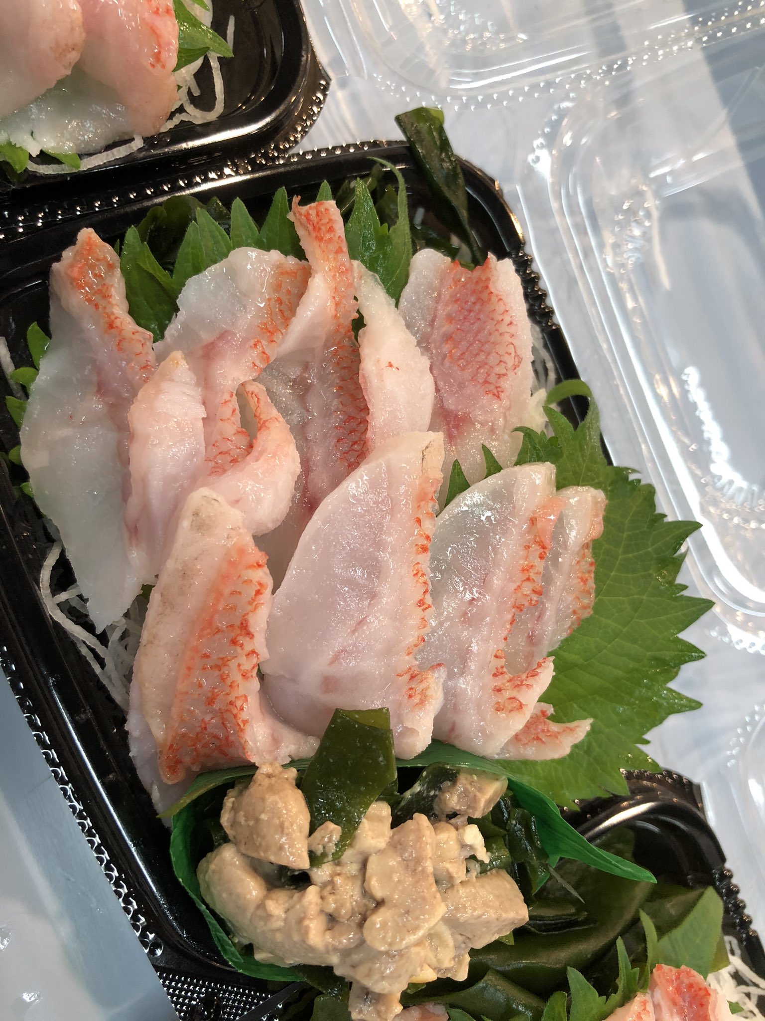 魚市 二子新地鮮魚店 魚市です おはようございます 本日のおすすめ 魚市海鮮丼出ました 本まぐろ 生ウニ 生シマエビの3色丼 極上 北海道産キンキ刺身 天然生本まぐろ刺身 三重産キジハタ刺身 岩手産殻付うに 千葉産地金目鯛刺身