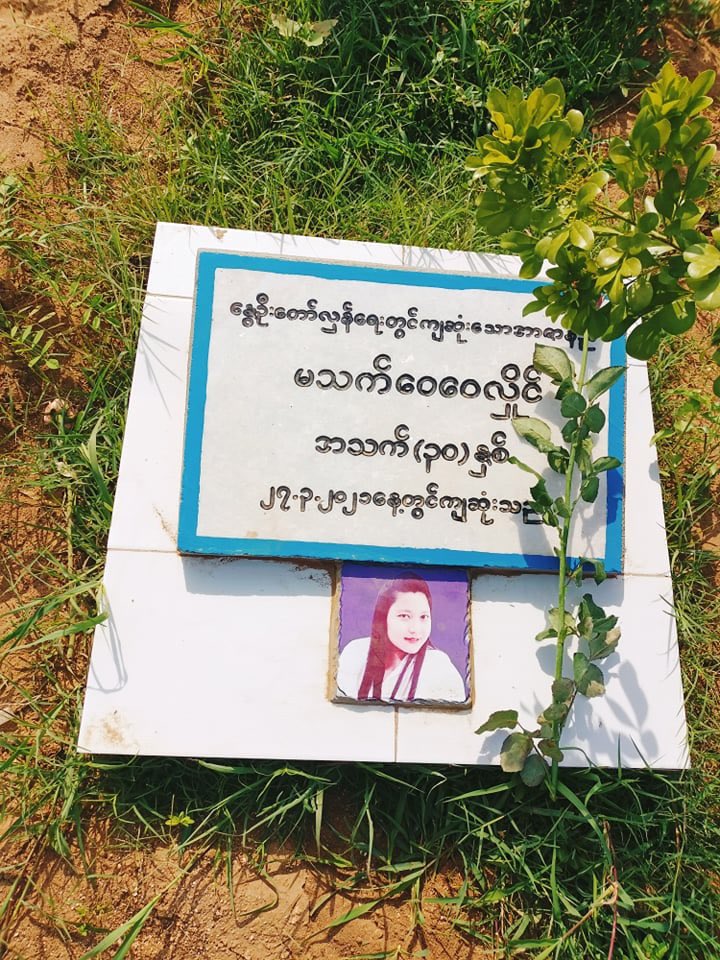 Sandar57092283's tweet photo. In honor of fallen heroes during spring revolution, anti-coup protesters are offering Roses at the cemetery in Mandalay on this 2 month’s memorial day. May all your brave souls rest in power. #May27Coup #StopInternetRestrictions #WhatsHappeningInMyanmar https://t.co/8l0r2twzpN https://t.co/BGnGRmTsI0