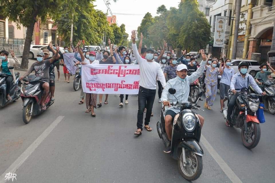 IrrawaddyNews's tweet photo. People marched in protest at the military regime on Thursday in Mandalay. (Photo: Star) #WhatsHappeningInMyanmar https://t.co/kRY85lkkf8