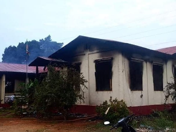 IrrawaddyNews's tweet photo. A fire broke out at the manager’s office of Belu Creek Hydropower Plant No. 1 in Loikaw, Kayah State at around 3 a.m. on Thursday. (Photo: CJ) #WhatsHappeningInMyanmar https://t.co/WP8En5xOfD