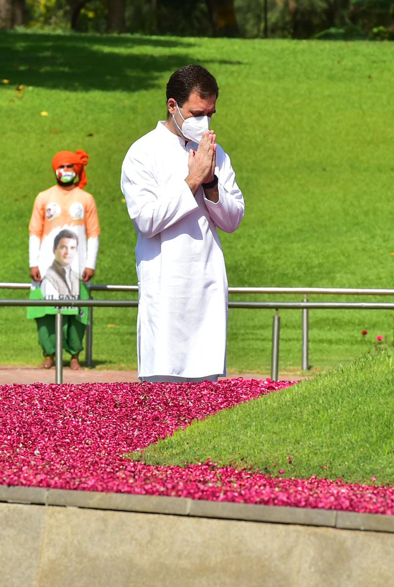 RahulGuptainc's tweet photo. आधुनिक भारत के निर्माता देश के प्रथम प्रधानमंत्री पं. जवाहर लाल नेहरू जी की 57 वीं पुण्यतिथि पर #शांति_वन पहुंचकर उन्हें अपनी श्रद्धांजलि अर्पित करते श्री @RahulGandhi जी।
#RememberingNehru https://t.co/1L93fX2Ol9