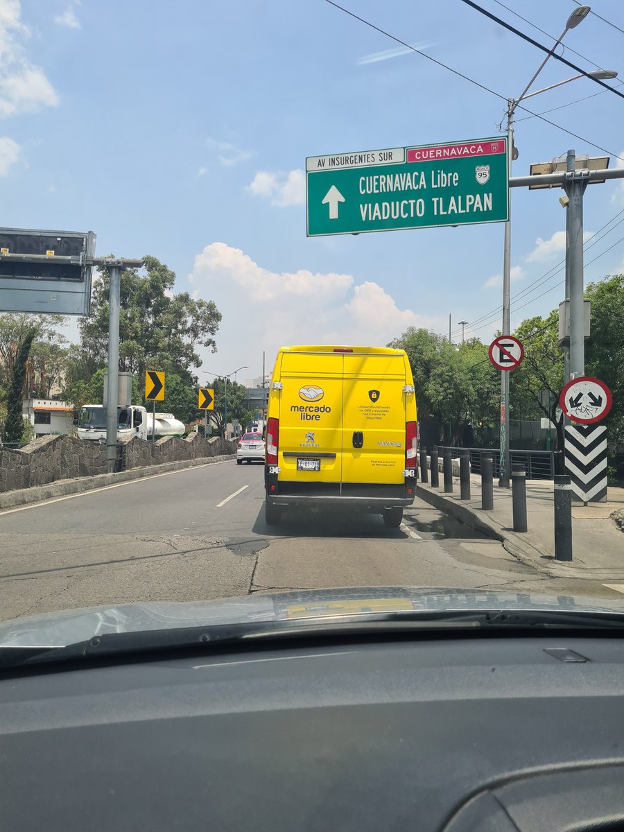 Ing_Roger's tweet photo. @Mercadolibre ojo con sus repartidores, invadiendo carril de metrobus y dando vuelta prohibida en insurgentes Sur, casi choca con otro vehículo. Placas F-01-719 https://t.co/4aHs0BSSJK