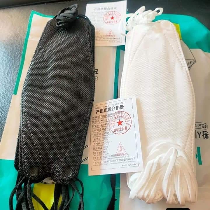 Mins_Shop's tweet photo. ขออนุญาตค่ะ พร้อมส่งนะคะ หน้ากากอนามัย KF94 มีสองสี
ดำและขาว 
แพคละ 49 บาท มี 10 ชิ้น 
ค่าส่ง 30 บาท 
ถามได้ค่า #หน้ากากkf94
#หน้ากากอนามัยพร้อมส่ง #หน้ากากอนามัยkf94 #หน้ากากอนามัยเกาหลี #แมสพร้อมส่ง https://t.co/Q0rT2e1mHW