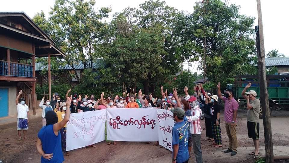 IrrawaddyNews's tweet photo. People from Kanpauk, Dawei District in Tanintharyi took to the streets on Thursday against the military regime for the 109th day in a row. (Photo: CJ) #WhatsHappeningInMyanmar https://t.co/JblGQe95IF