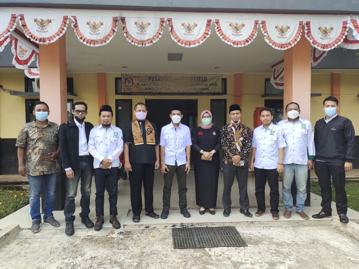 pkb_subang's tweet photo. Bersama DPC PKB Subang Silaturahmi, diskusi dan penyerahan SK Kepengurus ke Kantor Bawaslu dan KPU Kabupaten Subang.
Kesempatan itu diterima langsung oleh Ketua KPU beserta komisioner dan ke Bawaslu bersama Komisioner.
#bawaslusubang #kpusubang #pkbsubang #dpwpkbjabar #PKB https://t.co/UzkTJfQf11