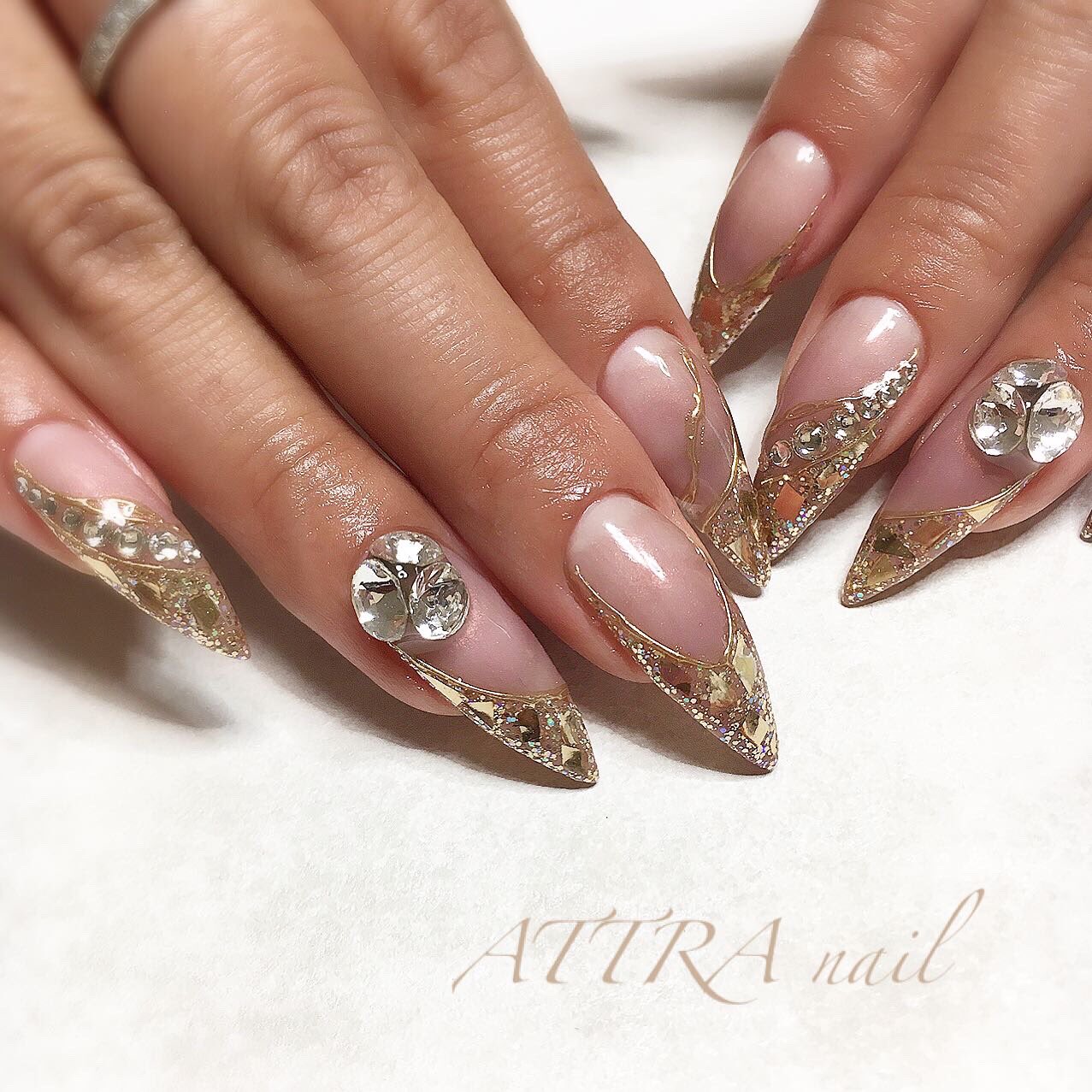 Attra Nail 倉敷ネイルサロン ポージングで見え方変わる 強めにも見えるお上品ネイルですよw ガラスフレンチ 流行りのデザインをお客様好みに派手vr で アトラネイル 倉敷ネイルサロン T Co Ejtynku5fd Twitter