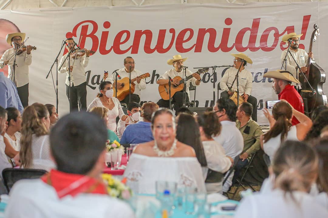 eneibustamanter's tweet photo. La cultura y tradición de la Tierra Caliente es una maravilla. Sus sones y su folclor nos invitan a disfrutar de la vida y al lado de mi esposo @Mario_M_Arcos todo es mejor.

Gracias a mis amigas y amigos de la Unión de Calentanos Radicados en Acapulco. ❤️ https://t.co/hi2pEDYFe3