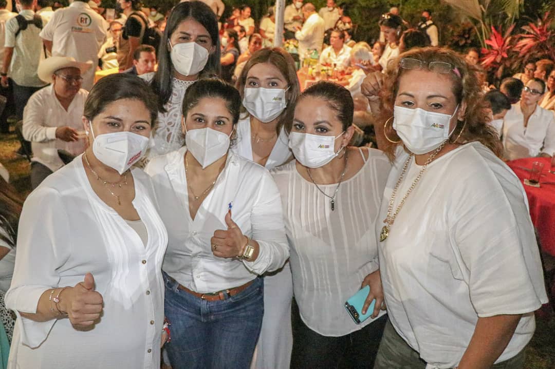 eneibustamanter's tweet photo. La cultura y tradición de la Tierra Caliente es una maravilla. Sus sones y su folclor nos invitan a disfrutar de la vida y al lado de mi esposo @Mario_M_Arcos todo es mejor.

Gracias a mis amigas y amigos de la Unión de Calentanos Radicados en Acapulco. ❤️ https://t.co/hi2pEDYFe3