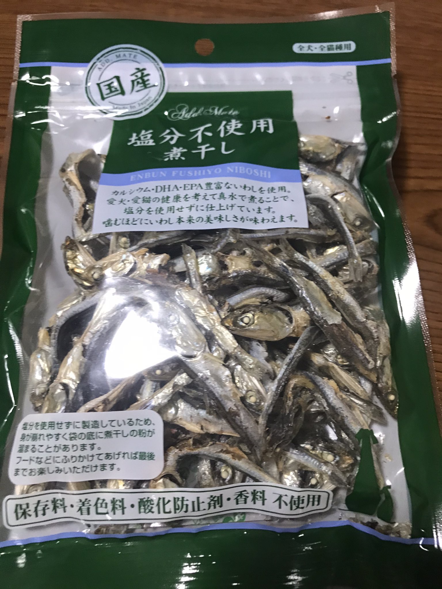 ʚ あ き ɞ お嬢ちゃんのオヤツに煮干しを購入w ワンコ用の煮干し で塩分不使用です カルシウムを人間より必要としてるワンコに 煮干しは とってもイイ ᵕ あげ過ぎは結石になる恐れがあるので 小型犬なら週２回 １回２匹くらいで 人間用の