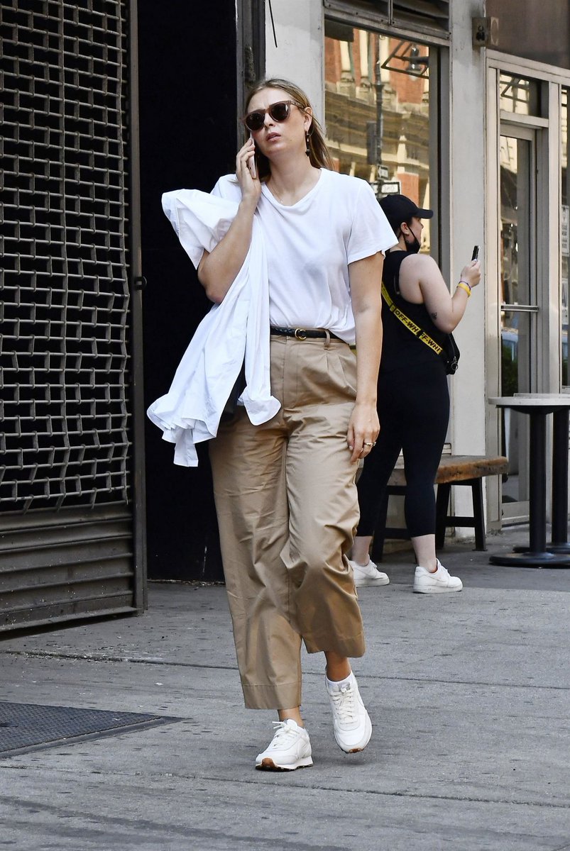 90Filippova's tweet photo. Business @MariaSharapova 😎 Paparazzi  will be found anywhere 🕵‍♂️📸👀😁😊 I love outfit!  #mariasharapova #spotted #sport https://t.co/Go6svu9f55