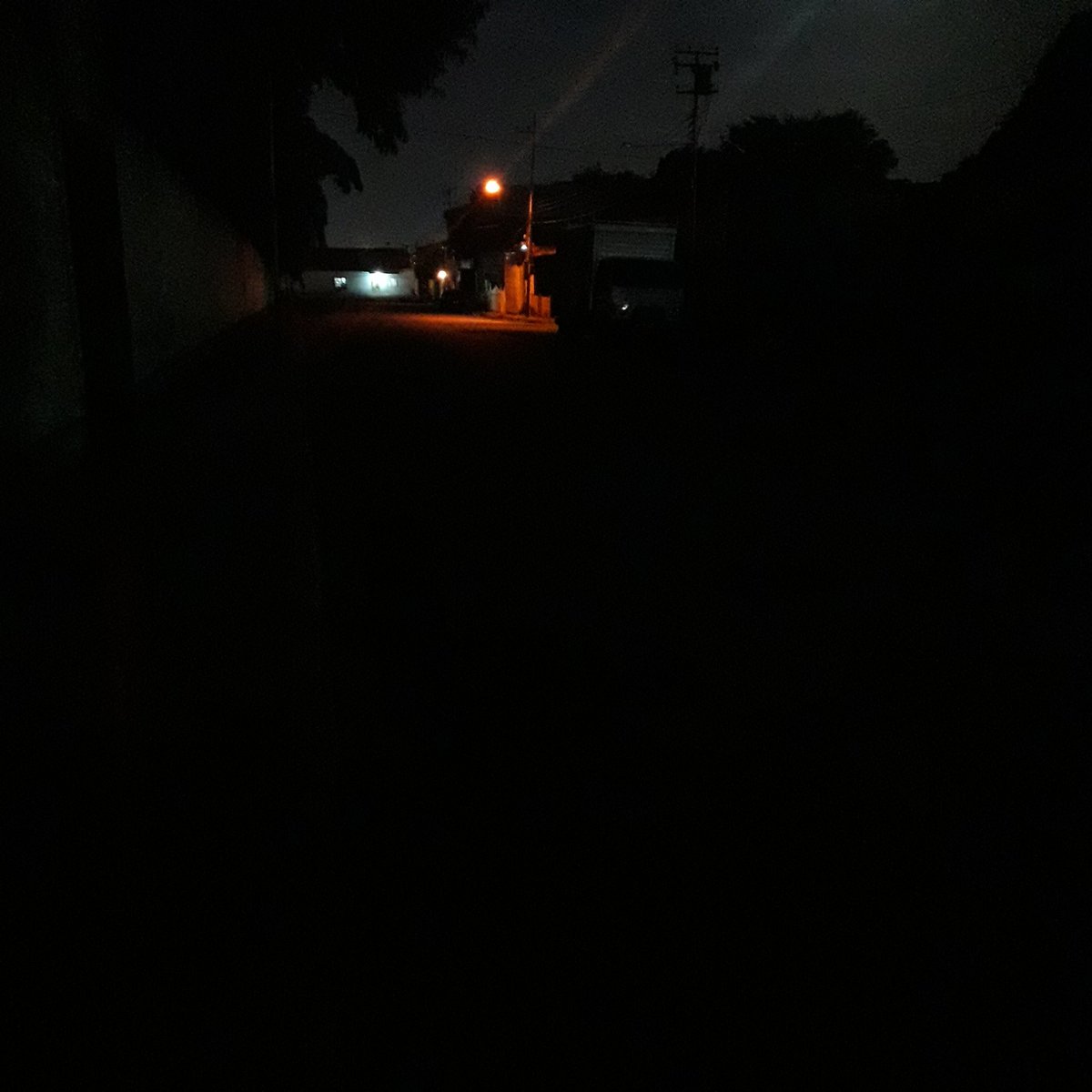 surversionado's tweet photo. El ejecutivo limpia de día y El hampa azota a Barrio DonBosco, Calle Bruzual, al rededor del Zuluaga, todas las noches @rafaellacava10 @Alemarvez10 @avilaelguerrero @Polic_carabobo https://t.co/ny8Cg22gpQ