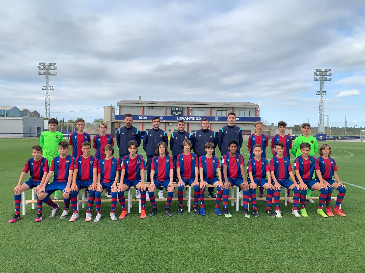 Infantil B 2020/2021 💪🏻⚽️🐸❤️<a href="/Albertini525/">Alberto Pomer</a> <a href="/alvaromv011/">Alvaro Mañez</a> <a href="/javierespicpf/">Javier Espí Caparrós</a> #NicoVioiu Gracias! 👏🏼👏🏼