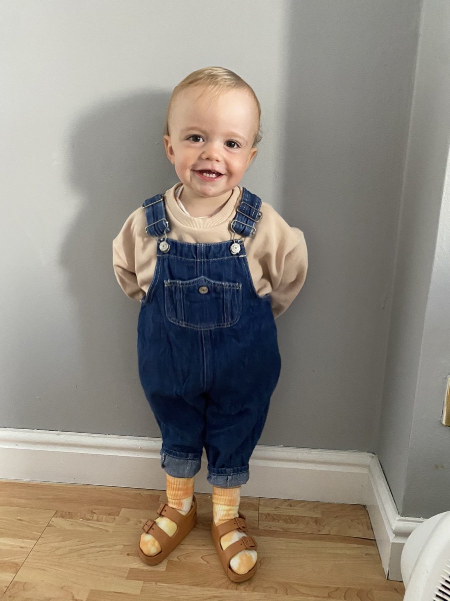 danielleharlom1's tweet photo. Socks and sandals is it? 😍😍😍😭 @CollyT2 https://t.co/4dOFpHZvW1