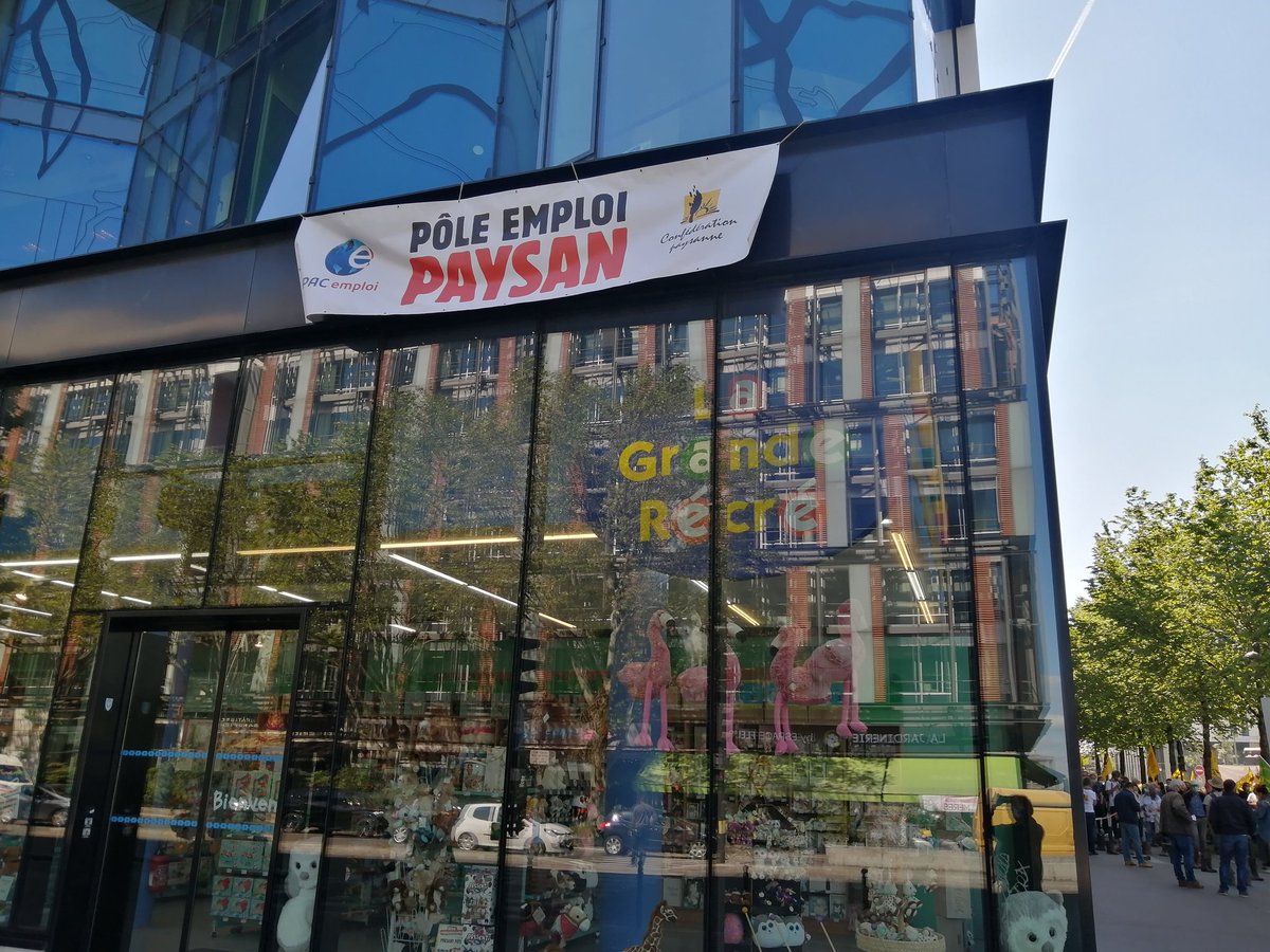 ConfPaysanne's tweet photo. Il y en a qui traversent la rue pour trouver un emploi, on est obligés de l'occuper pour en créer #PacSociale #ChangeonsDePac https://t.co/xazScR03Jx