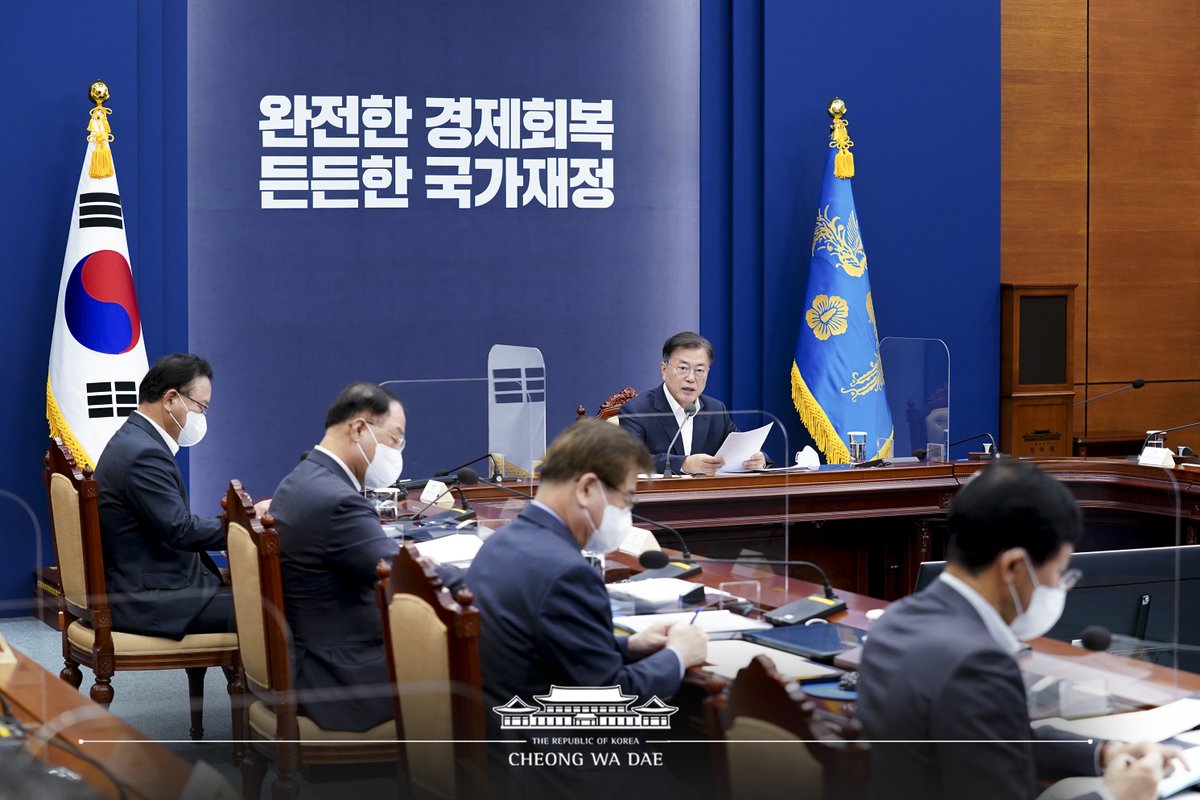 문재인 대통령은 오늘 <국가재정전략회의>에서 “경제 회복에 속도를 내면서 코로나로 인한 신 양극화를 해소하고, 동시에 미래를 준비하는 투자가 병행되어야 할 때”라며 “재정이 경제의 균형추가 되어 가계와 기업의 활력을 보완하고 계층 간, 부문 간 양극화를 바로잡아 주어야 한다”고 말했습니다.