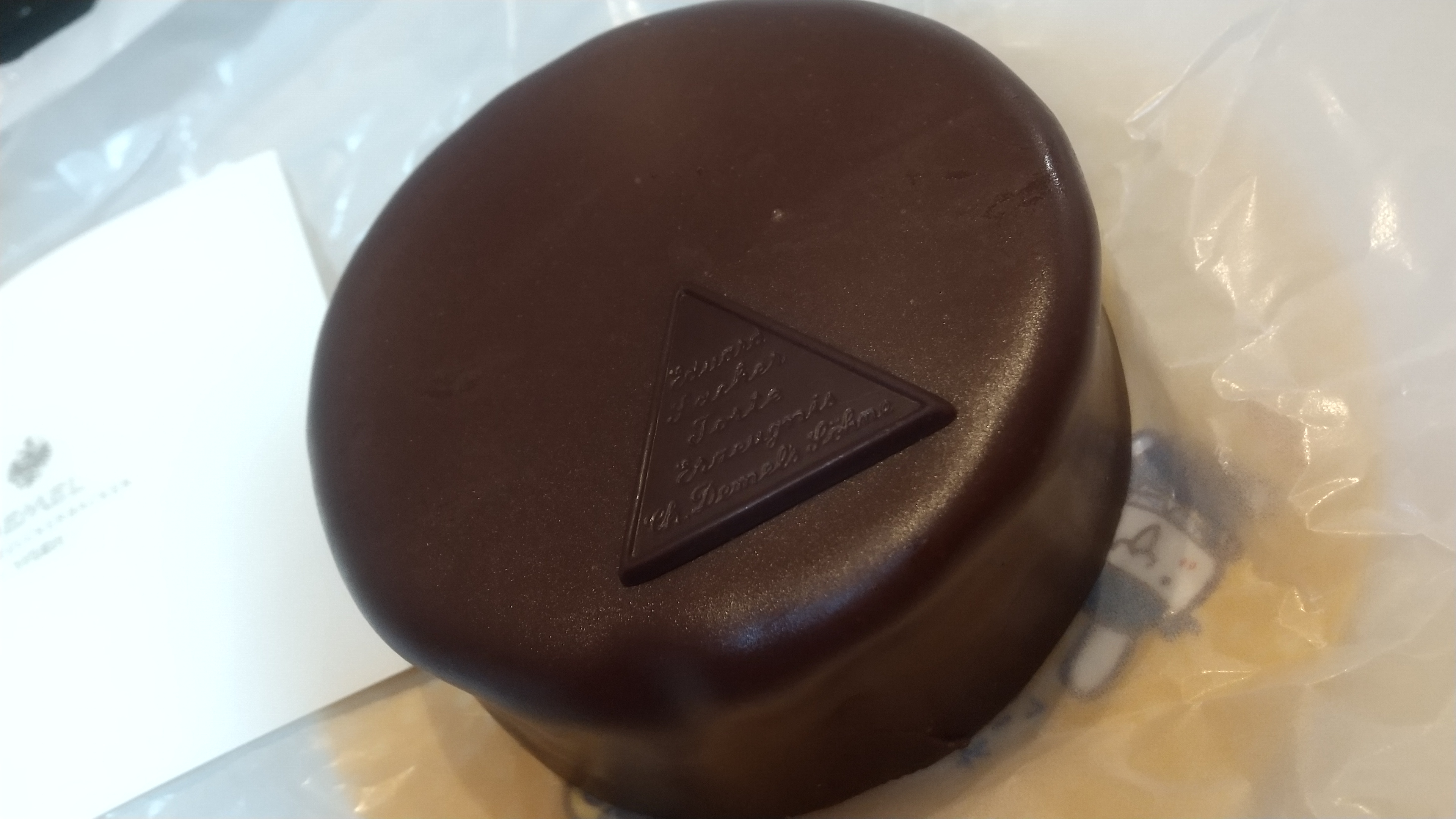カフカ 夫がデメルのガトーショコラ買って帰ってきてくれた しごでき過ぎて拍手 美味いそして美味い この外側のチョコのザラっとした感じと中のトロッとしたの最強にしゅき T Co Ocsisl3e8q Twitter