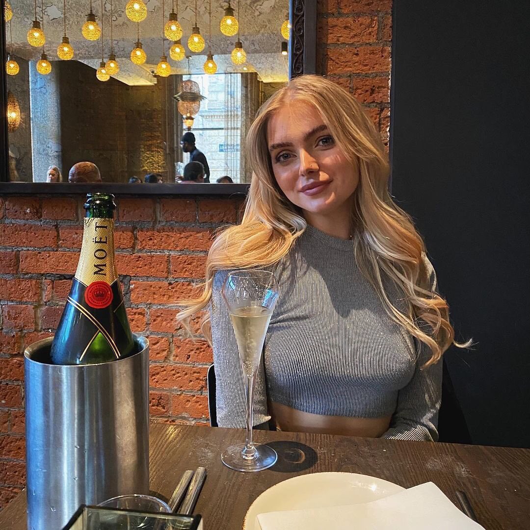 The only place that will add some spice to your Bank Holiday weekend 👌🏻🥂 
 
Authentic Indian cuisine, fizz, cocktails and more...all that’s left to decide is - who are you bringing with you?  👀
 
Thanks for the gorgeous photo @veritymeow