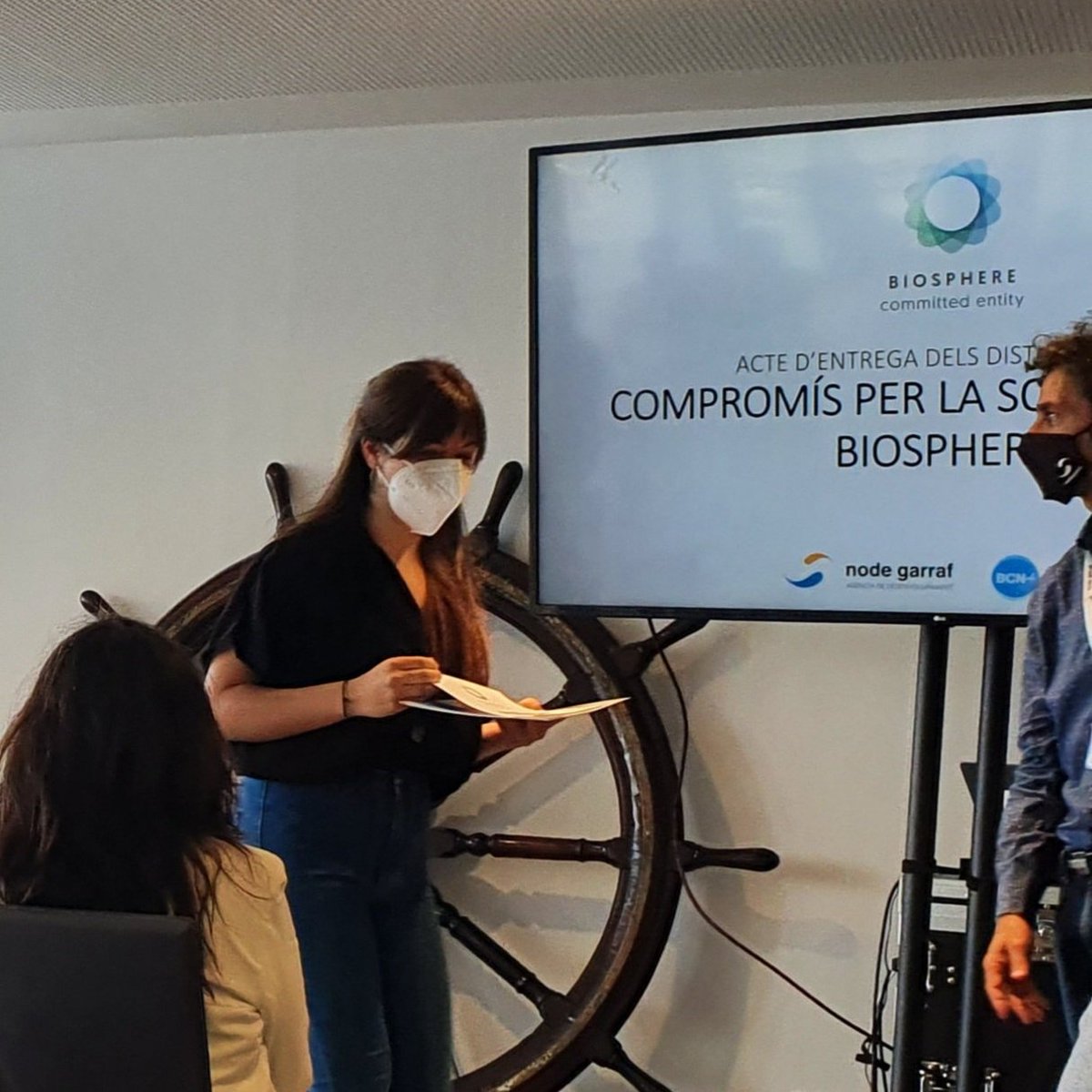 Veolia_Cat's tweet photo. ♻️ Rebem el distintiu #Biosphere 2020 per la nostra contribució a la qualitat, #sostenibilitat i responsabilitat social en destinacions turístiques, com #Sitges.

🤝 @Biosphere_RTI reconeix 61 empreses i ens locals del #Garraf pel compromís amb la sostenibilitat. #AGBARsostenible https://t.co/coYhXDfIuX
