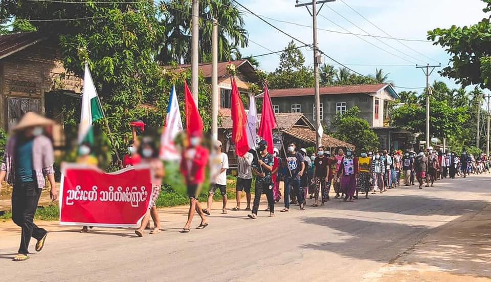 IrrawaddyNews's tweet photo. Local people took to the streets against the military regime in Launglon, #Tanintharyi Region on Thursday. (Photo: CJ) 

#WhatsHappeningInMyanmar https://t.co/4qUObfKh9z