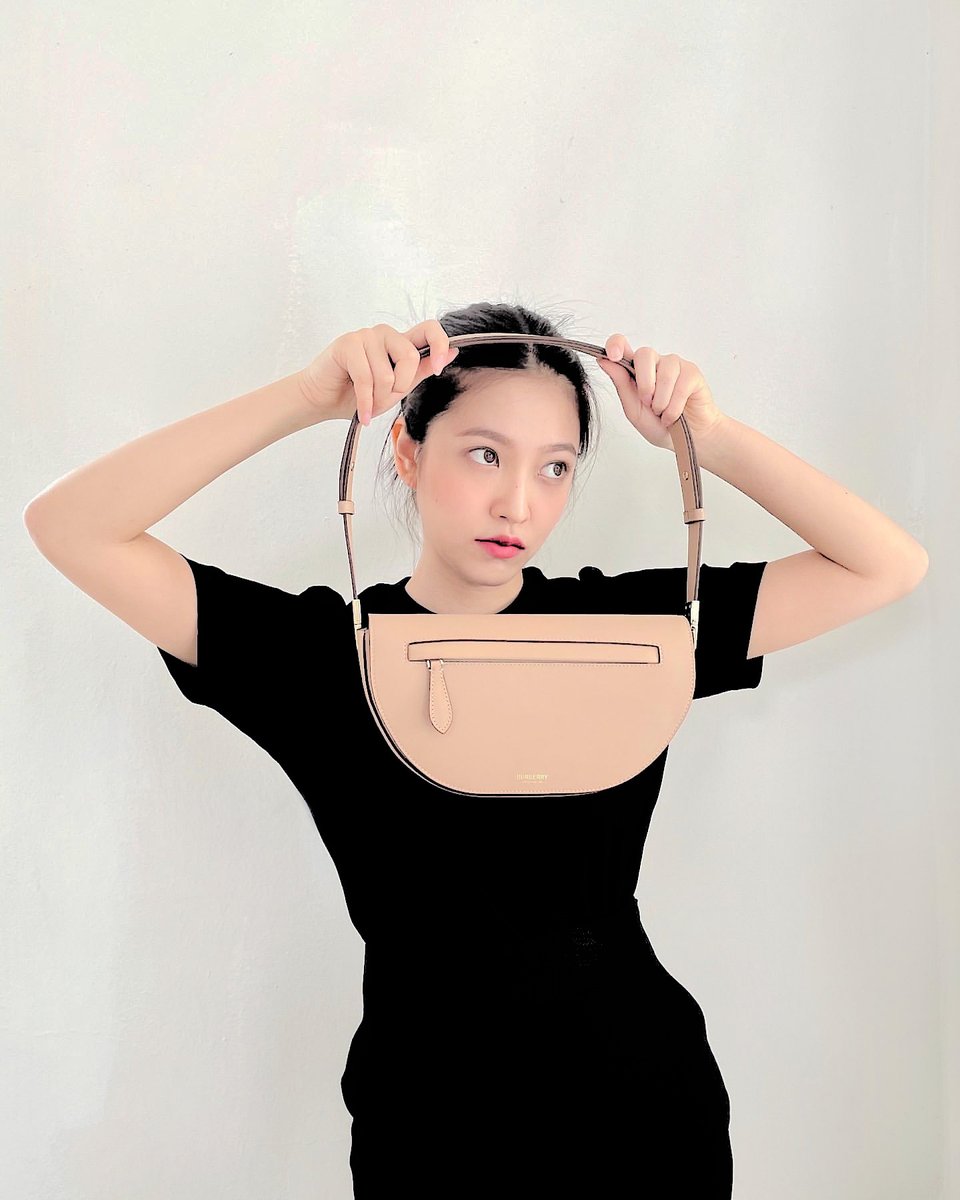 yerirmi's tweet photo. ㅤ
Kim Yerim is back again with her agenda by showing off her favorite bag: 𝐁𝐮𝐫𝐛𝐞𝐫𝐫𝐲 𝐎𝐥𝐲𝐦𝐩𝐢𝐚! I mean, who can resist such a classy-looking item that is also beneficial to store your most needed stuff when you're on the go, right? I undoubtedly can't resist! 🖤
 ㅤ https://t.co/EZv7EpXCMJ