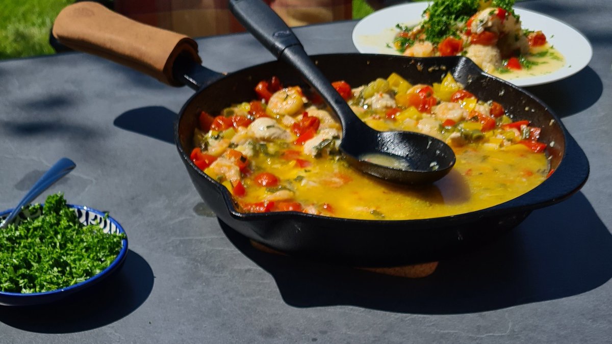 C_Krummel_IE's tweet photo. Enjoy the #sunnyday and eat #outdoors! #Prawns with Chicken and #Arborio rice, ginger, garlic, tomatoes, peppers, lime and fresh parsley https://t.co/SlXn4DeWIH