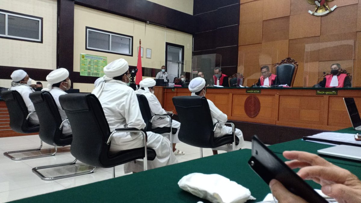 QaulanSyaqila's tweet photo. Kasus Petamburan

IB-HRS, Ust. Haris H, KH. Sobri L, Habib Ali Alwi Alatas, Habib Idrus Al Habsyi &amp; Ust. Maman S | Di Vonis Penjara masing² selama 8 Bulan, dr Tuntutan 2 Tahun &amp; 1 Tahun 6 Bulan.

Dikurangi masa Tahanan IB-HRS sudah menjalani 5 bulan 16 hari, sisa 2 Bulan 14 hari. https://t.co/FdUKXKDkKQ