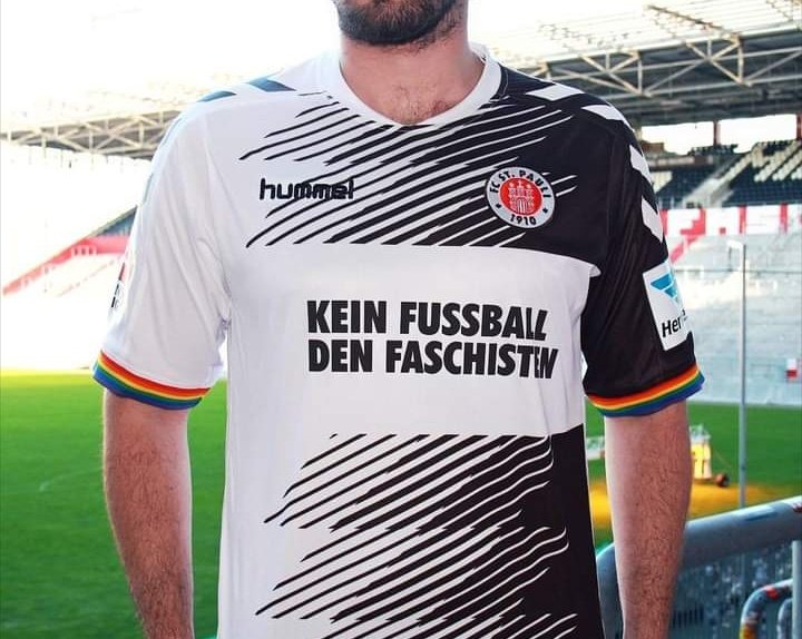 AlekosPrete's tweet photo. La nuova maglia ufficiale del @fcstpauli non riporta più sul petto il logo dello sponsor ufficiale Congstar, ma la scritta “Kein Fußball den Faschisten” (“Niente calcio per i fascisti”), che da anni è lo slogan della tifoseria. https://t.co/g2g7Ytccu7