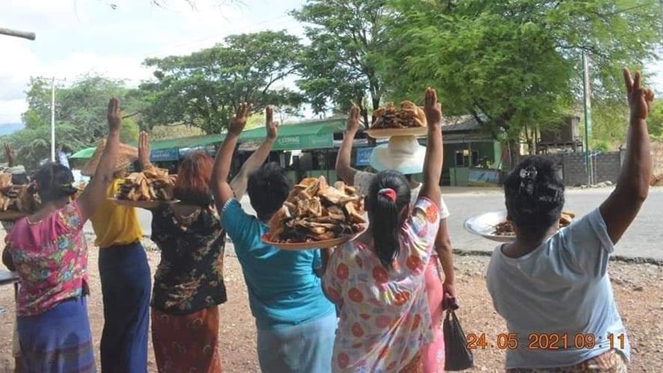 nslwin's tweet photo. KYAUKPADAUNG, Mandalay Region:

9 women selling fried chicken in Letpanpyar village were abducted by SAC Terrorist Group on May 26 for waving three-finger salute. 8 of them are mothers &amp; one is a 3rd year university student.

#May27Coup #WhatsHappeningInMyanmar #MilkTeaAlliance https://t.co/usJZK5UPwc