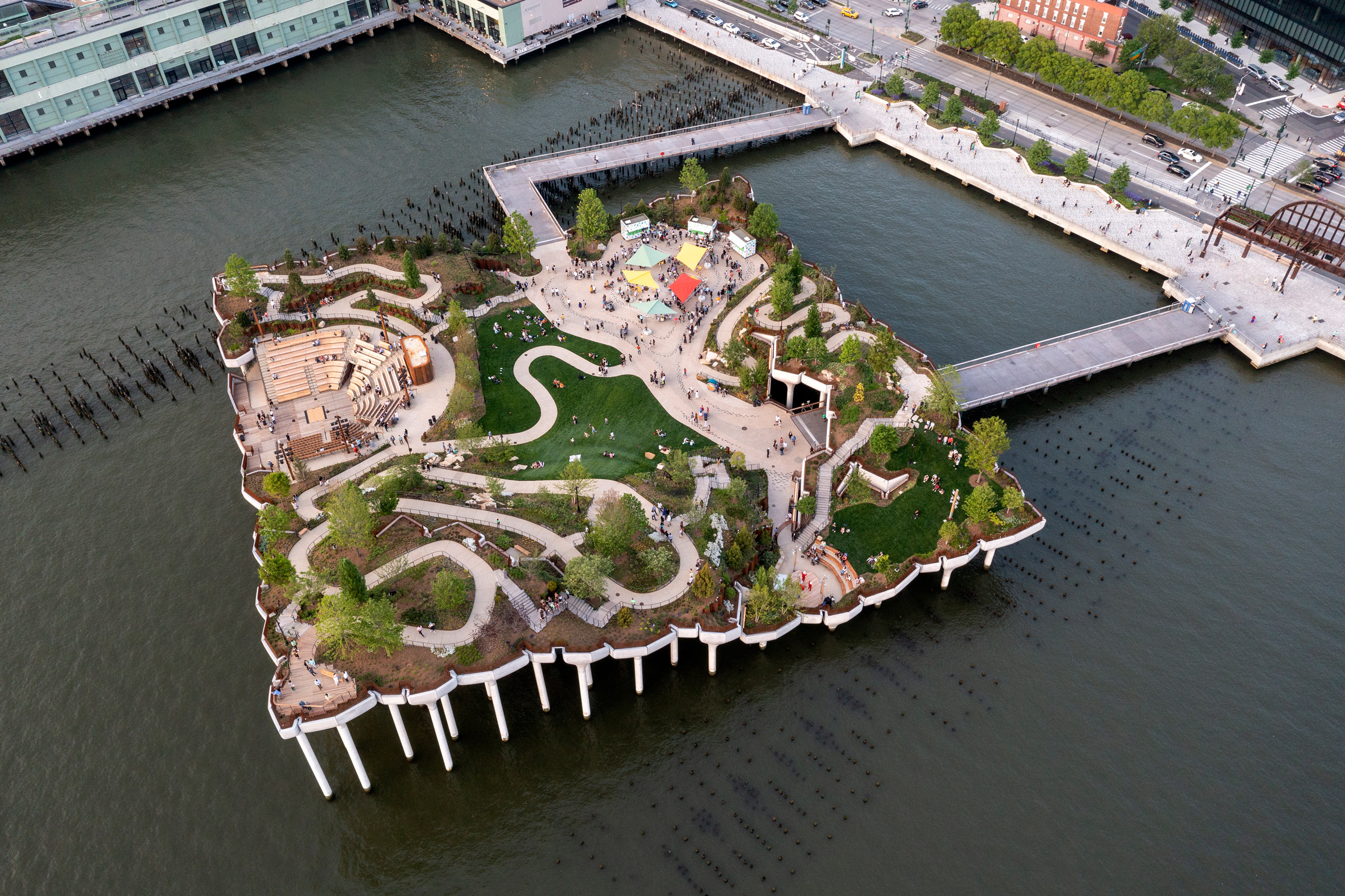 Inauguran en Nueva York un parque 'flotante' con 350 tipos de flores, árboles y arbustos