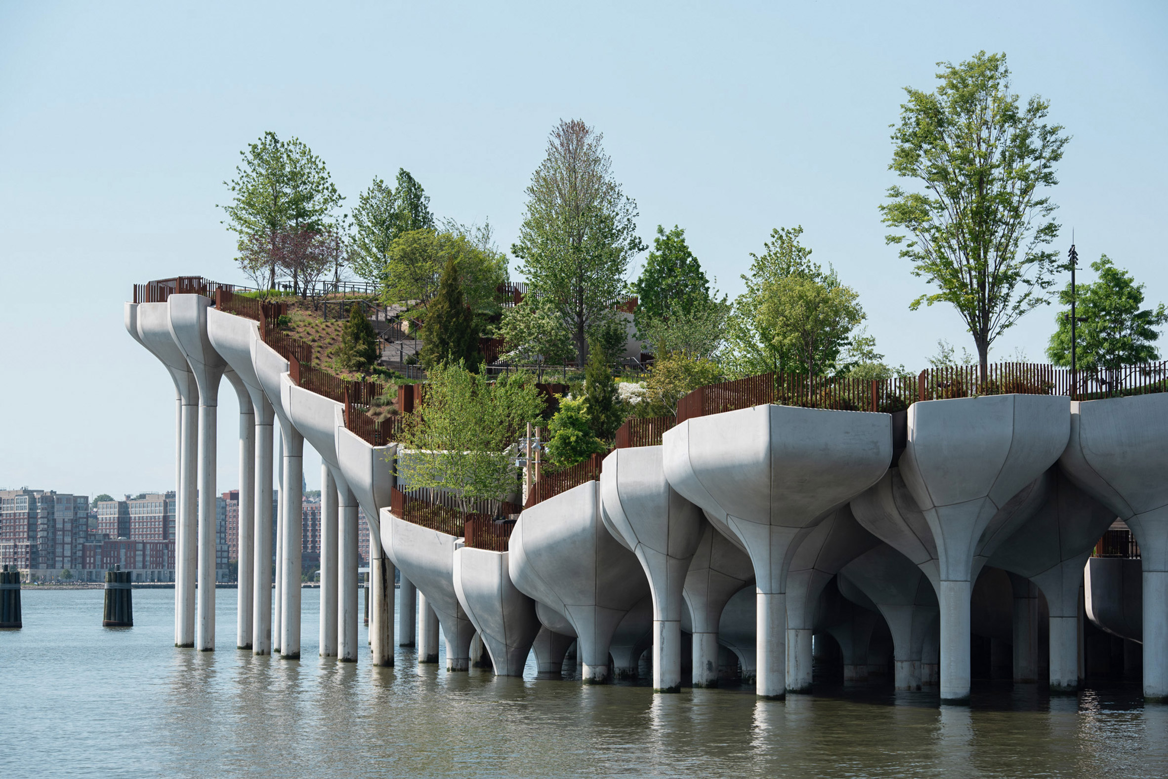 Inauguran en Nueva York un parque 'flotante' con 350 tipos de flores, árboles y arbustos