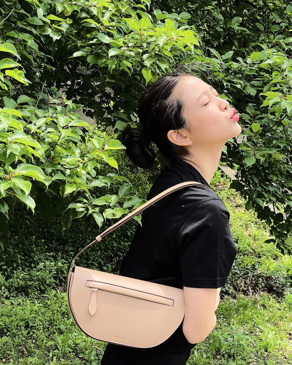 yerirmi's tweet photo. ㅤ
Taking my beautiful buddy 𝐎𝐥𝐲𝐦𝐩𝐢𝐚 to take a stroll outside since the weather is nice and I also want to be with nature for once. It's almost Summer, so go and absorb more and more Spring breeze left in the atmosphere before it changes completely to hot dry air! ☀️ 
 ㅤ https://t.co/3J8y4Obo95