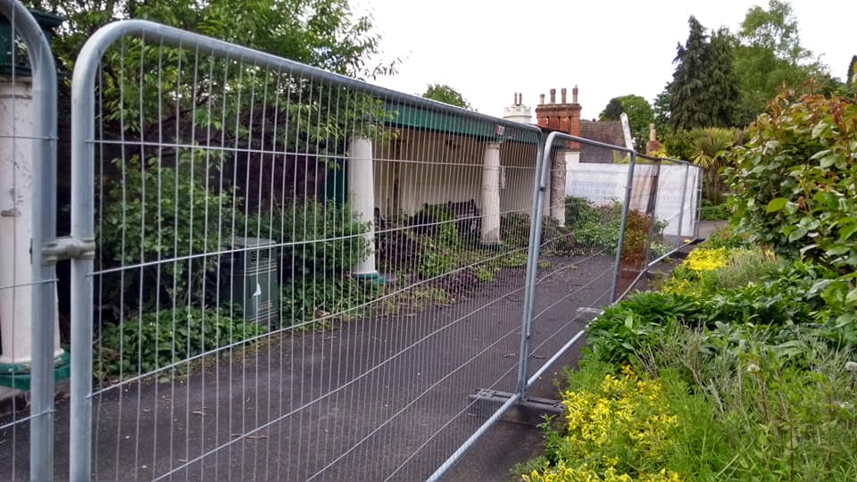 Work is underway to improve Malvern's Priory Park. Over the year, the improvements will include repairs to shelters, surfacing works to paths, repairs to the pond and the play area is to be replaced. Visit malvernhills.gov.uk/news-alerts/im… for more information #WorcestershireHour #Malvern