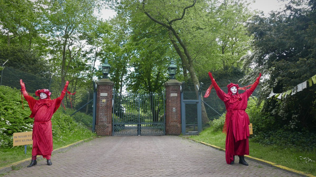 deklimaatwakers's tweet image. We loved the reaction of the Red Rebels after the court ruling. Overjoyed.
#ClimateCase #climatecaseshell #strandedasset #FriendsoftheEarth  #klimaatzaak #Klimaatzaakshell @RedRebelsNL @redrebelbrigade #redrebels @milieudefensie #catshuis #strandedassets