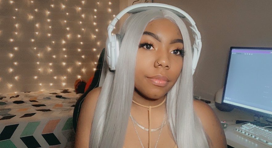Ctrl_Vee_'s tweet photo. 🌪🌫 Streaming later tonight https://t.co/FdCZfLHoBQ #ApexLegends #gamer #StreamerCommunity #streaming #twitch #gamergirls #Silver #turtlebeachheadset https://t.co/5EwzCdWyG7