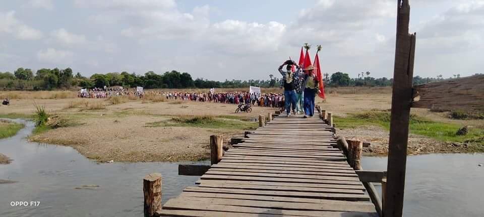 klatpri's tweet photo. On the west bank of Monywa,the 78th villages strike marched this morning.They chanted revolutionary slogans and recited poems in honor of the martyr Ko Pho Chan,who was killed in the March 27 ShweTaungOo-Pathein strike.#StopInternetRestrictions #WhatsHappeningInMyanmar #May27Coup https://t.co/BZgnrRNUGG