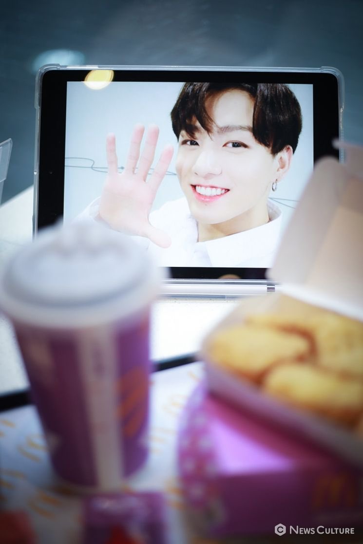 JJK_Times's tweet photo. K media | ‘A fan is taking a photo with the BTS Meal and Jungkook’s photo at a McDonald’s outlet, located in Myeongdong area of Seoul.’ https://t.co/TqaKuB0JPT
