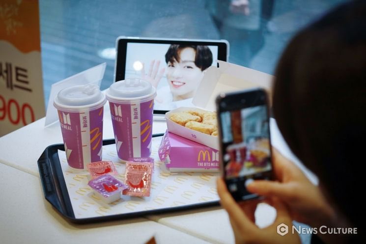 JJK_Times's tweet photo. K media | ‘A fan is taking a photo with the BTS Meal and Jungkook’s photo at a McDonald’s outlet, located in Myeongdong area of Seoul.’ https://t.co/TqaKuB0JPT