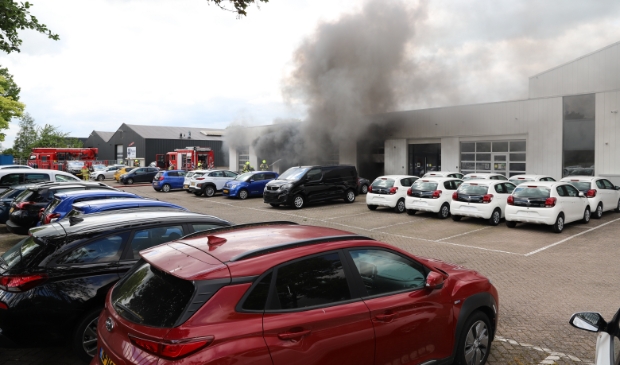 Zeer grote brand bij autobedrijf - ..